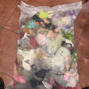 fardo de peluches medianos y pequeños, 100 unidades aprox