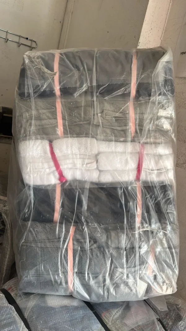 fardo de ropa nueva de toalla mano