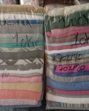 fardo de ropa nueva de toalla ducha