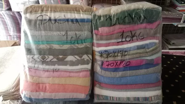 fardo de ropa nueva de toalla ducha