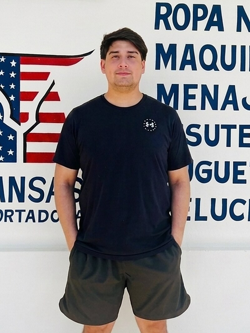 Axel Iturrieta, vendedor de Importadora Kansas, en el local de Talca
