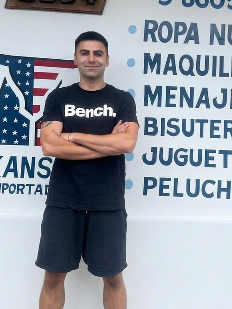 Francisco Covarrubias, vendedor de Importadora Kansas, en el local de Talca