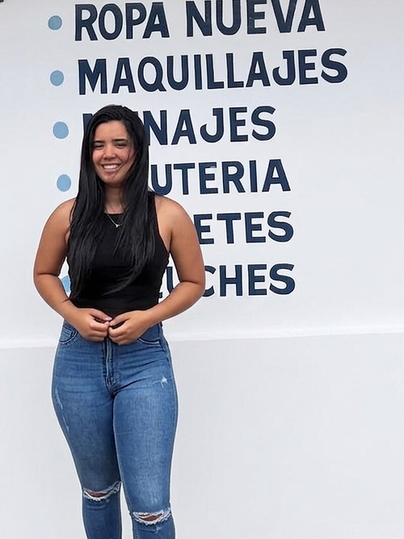 Yoselin Sarache, vendedora de Importadora Kansas, en el local de Talca